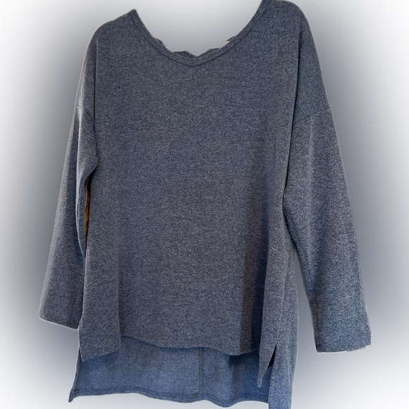 Hailey & Co. a Boutique favorite brand top - Picture 2 of 5